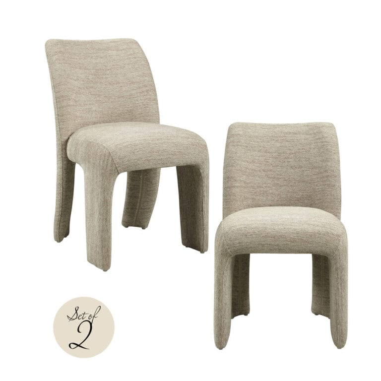 Set van 2 beige eetkamerstoelen met zachte bekleding.