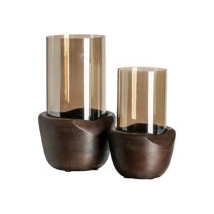 Elegantes Set aus Glas- und Holzvasen zur Innendekoration.