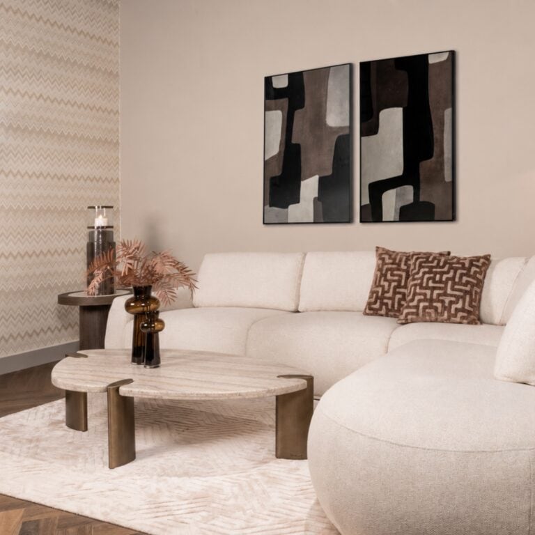 Stijlvolle moderne woonkamer met beige bank en abstract kunstwerk.