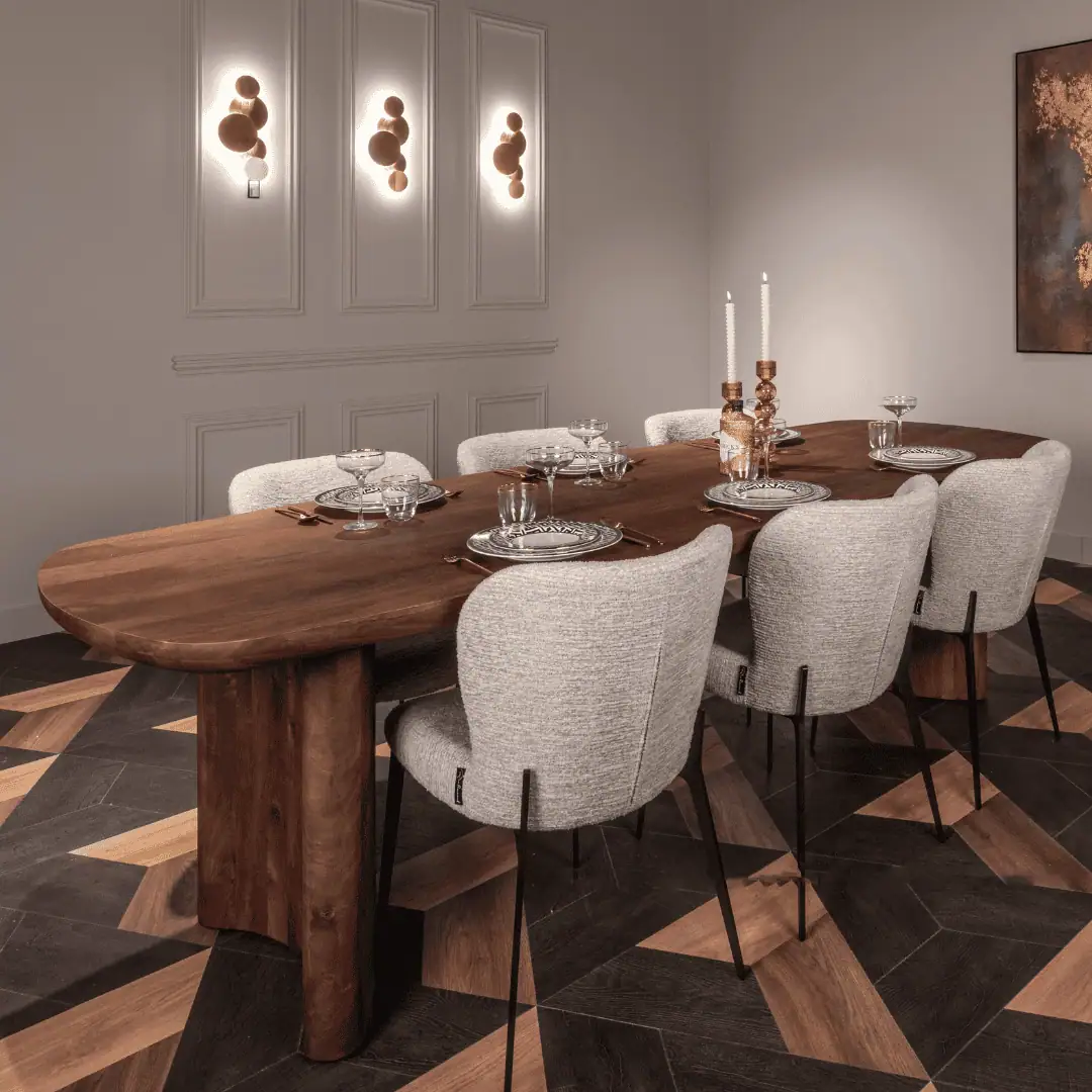 Luxe eettafel met acht beige stoelen en decoratieve kaarsen.
