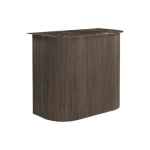 Donkere houten bar counter met verticale lijnen en afgeronde hoeken.