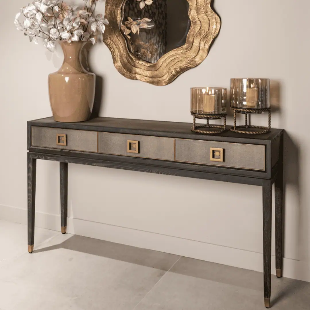 Meuble d'intérieur avec un vase à fleurs et une « Bougeoirs » dorée dans un intérieur moderne.