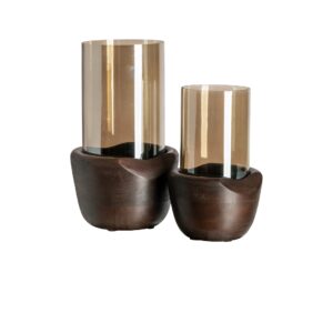 Houten en glazen kaarsenhouders voor interieurdecoratie.