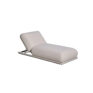 Moderner Loungesessel mit hellem Bezug und Metallgestell.