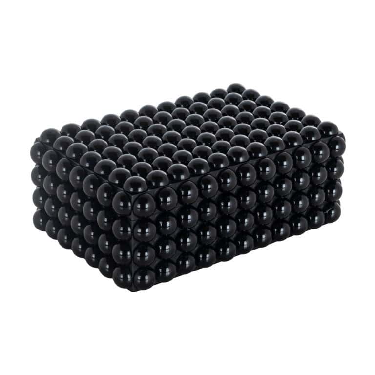 Grande boîte de rangement noire « Batool » à la structure sphérique.