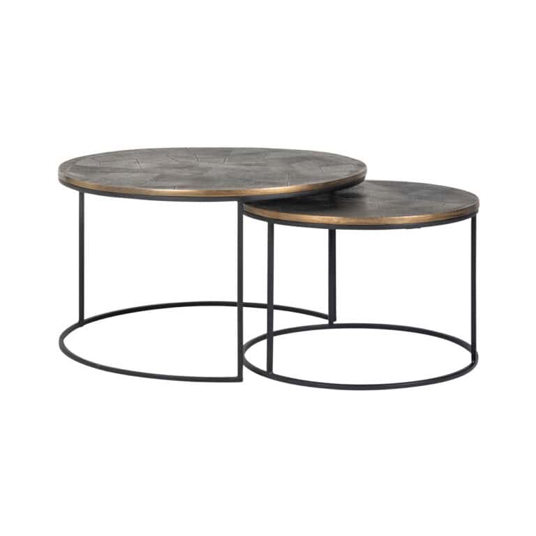 Lot de deux tables basses avec plateaux en marbre et piètements en métal noir.