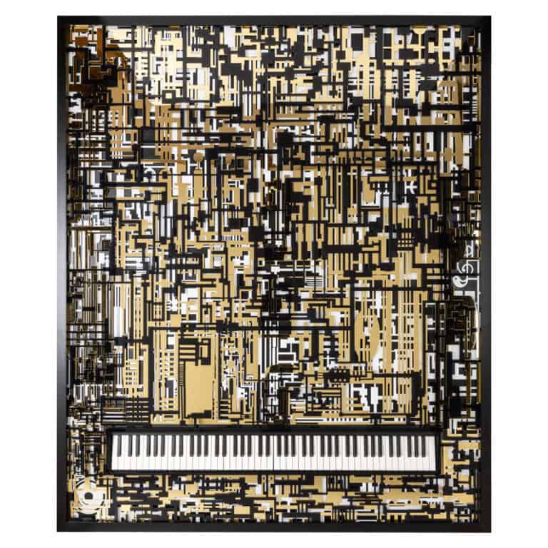 Abstract wandkunst in zwart en goud met pianofront, modern interieur decor.