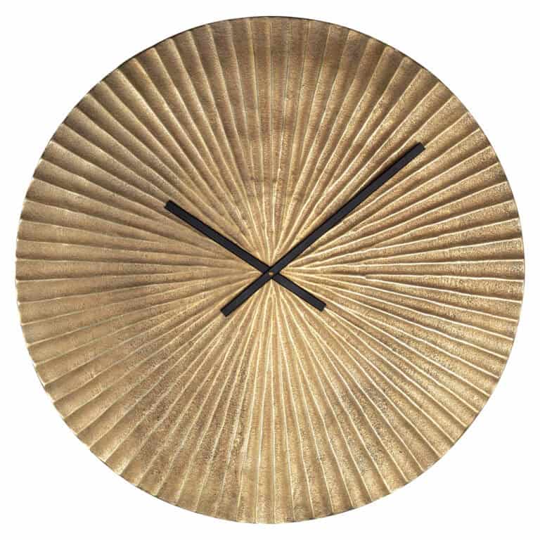 Gouden wandklok met textuur en zwarte wijzers, modern design.