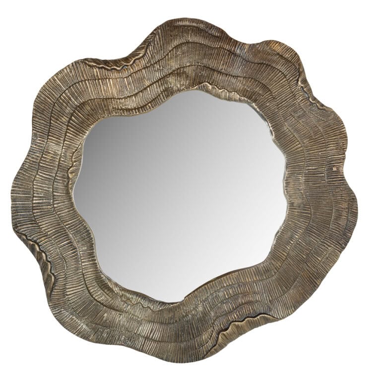 Gouden spiegel met een uniek, golvend ontwerp voor elegante interieurdecoratie.