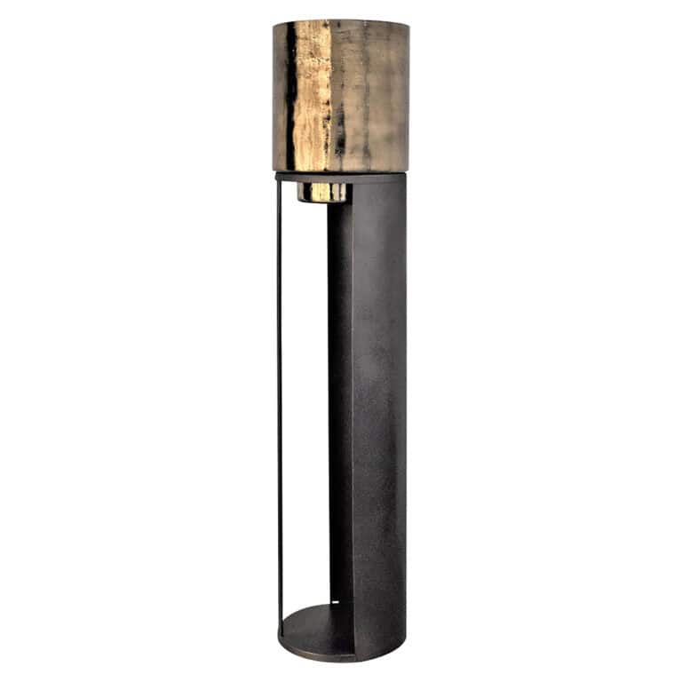 Modern windlicht Dane met zwart metalen voet en gouden bovenkant.