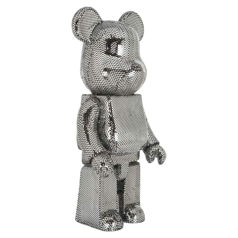 Glinsterend decoratief beertje van zilver met diamantachtige details.