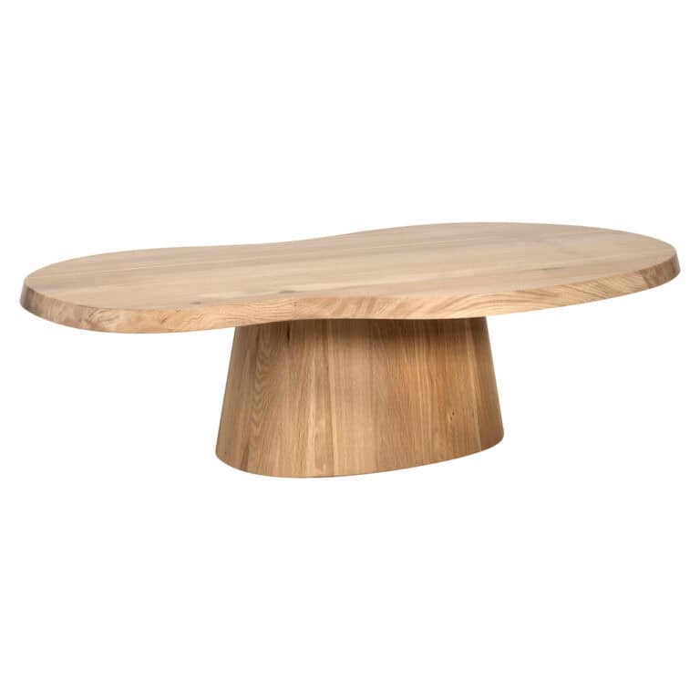 Eikenhouten salontafel met uniek gevormd blad en stevige basis.