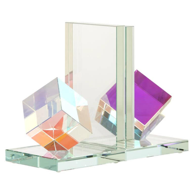Moderne boekenstandaards van glas en gekleurd acryl voor interieurdecoratie.