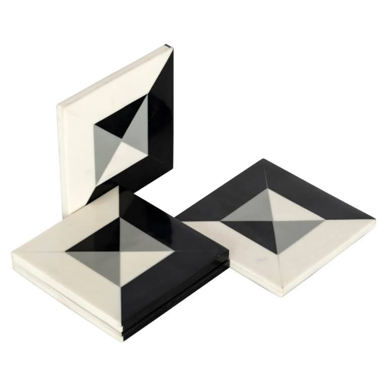 Moderne wijn- en baraccessoires in zwart-wit met geometrisch ontwerp.