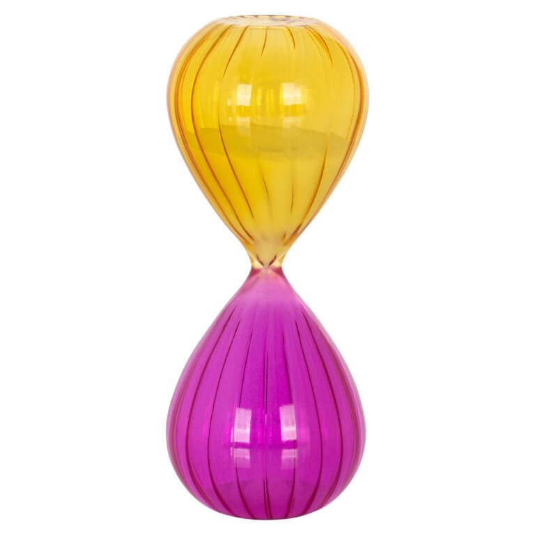 Kleurrijk glazen decoratief object met gele en roze tinten.