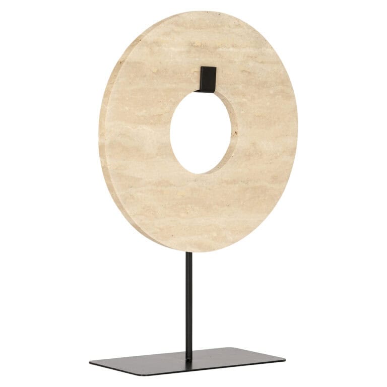 Manou objet décoratif beige posé sur un socle métallique noir.