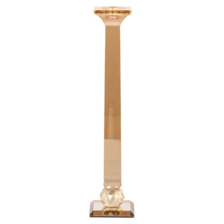 Gouden amber kandelaar met glazen basis voor interieurdecoratie.
