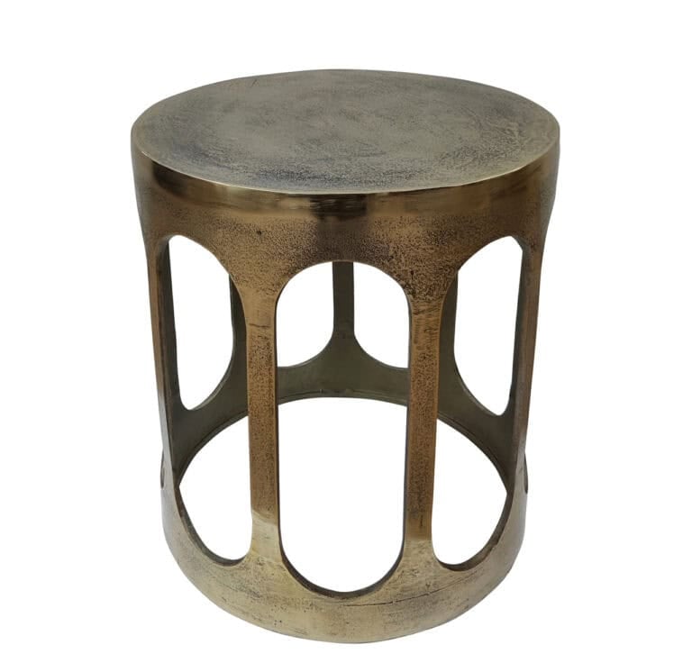 Table d'appoint avec finition dorée « brushed » et piètement ajouré.