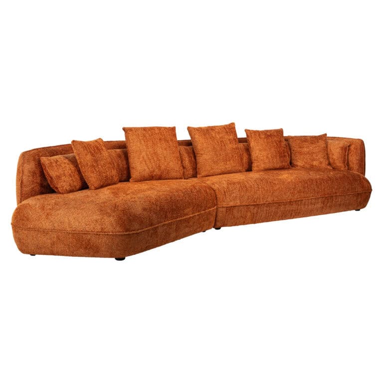 Canapé , un canapé orange haut de gamme doté de plusieurs coussins, pour un salon élégant.