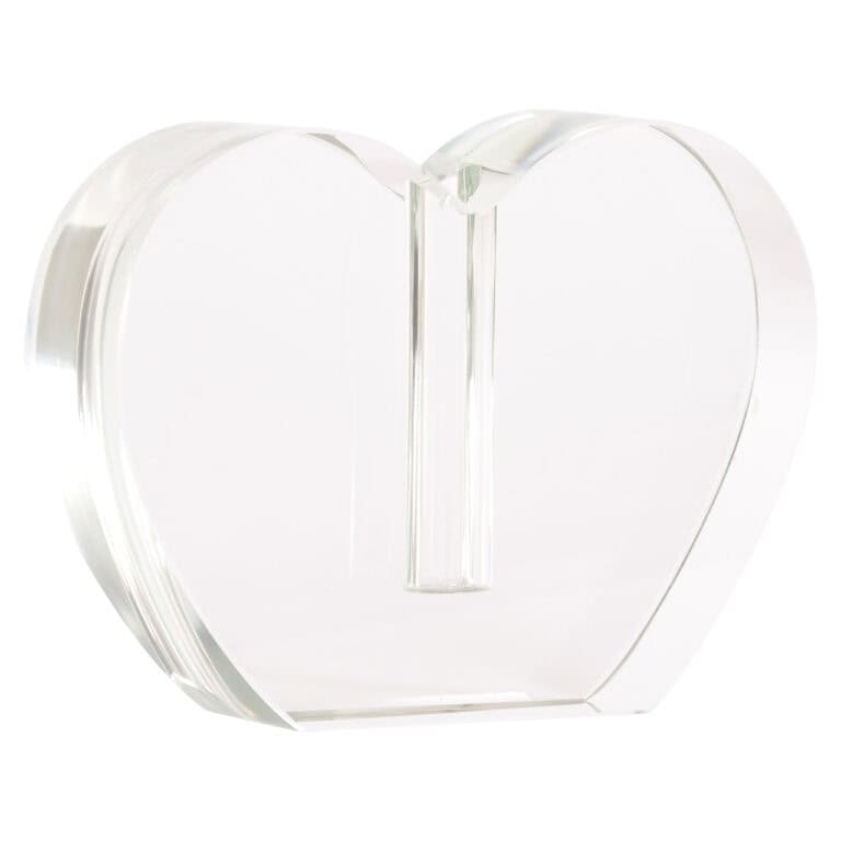 Bougeoir transparent en forme de cœur pour la décoration d'intérieur.
