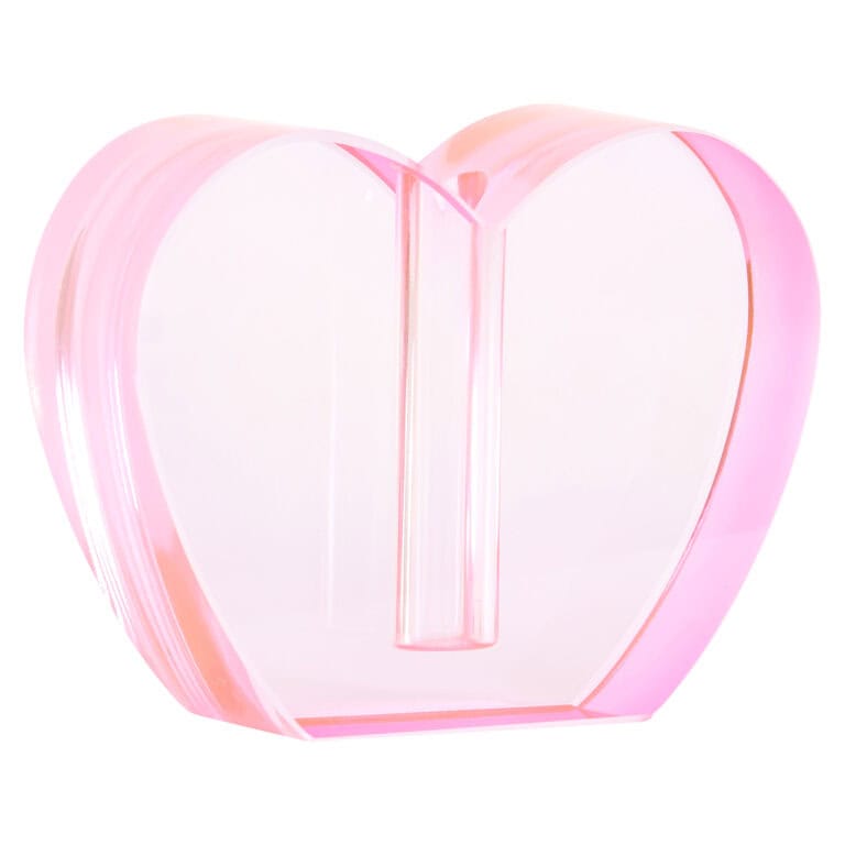 Roze hartvormige kandelaar van glas voor decoratie.