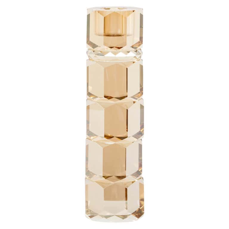 Elegante amberkleurige kandelaars van kristal, modern design.