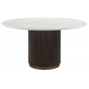 Moderne eettafel met witte marmeren blad en donkere houten basis.