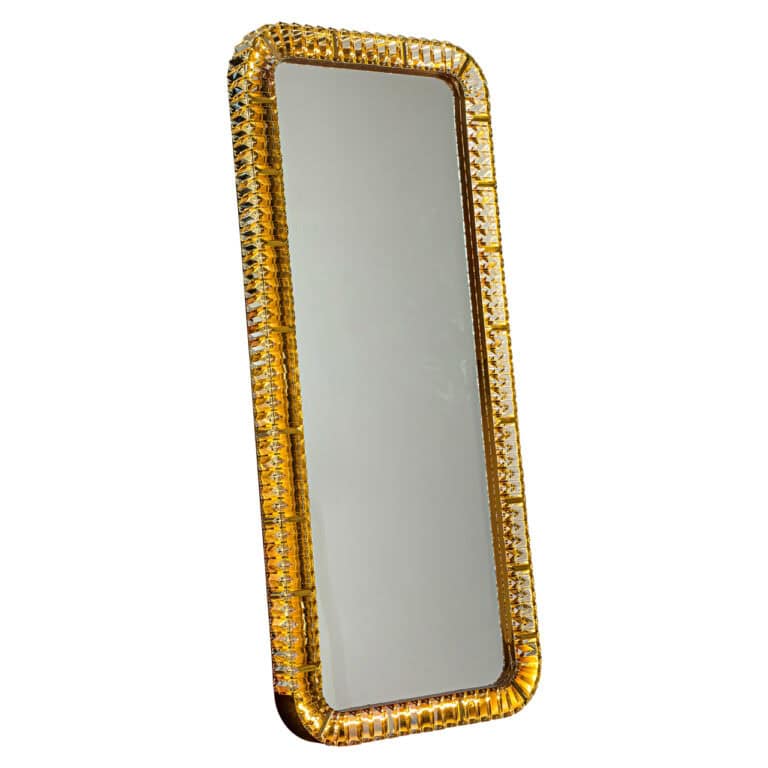 Luxe spiegel met gouden rand en kristallen details.