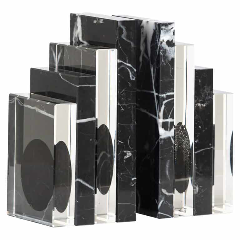 Elegant zwarte boekenstandaards met marmerpatroon voor interieurdecoratie.