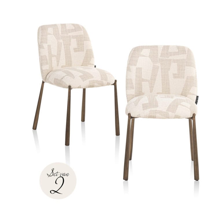 set de 2 Chaises de salle à manger « Lana » de couleur beige, avec un tissu à motifs graphiques et des pieds en bois.
