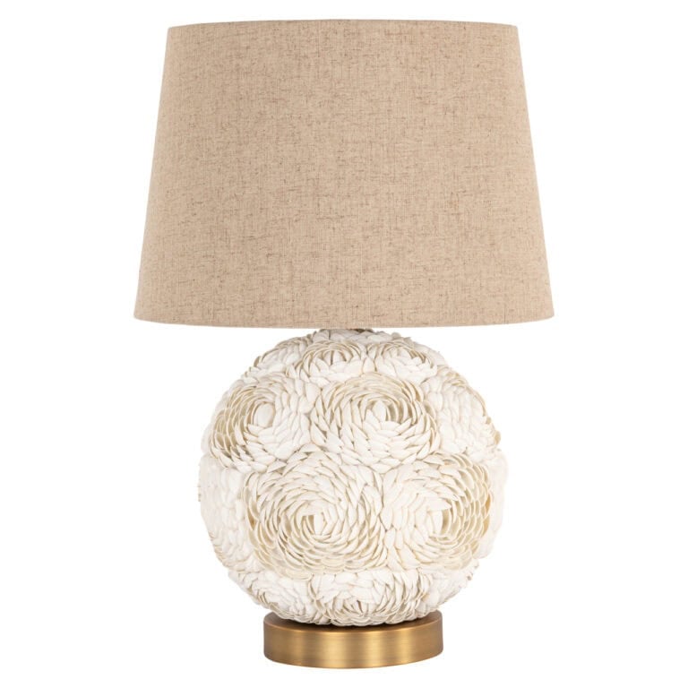 Lampe de table blanche avec un socle en forme de fleur et un abat-jour beige.