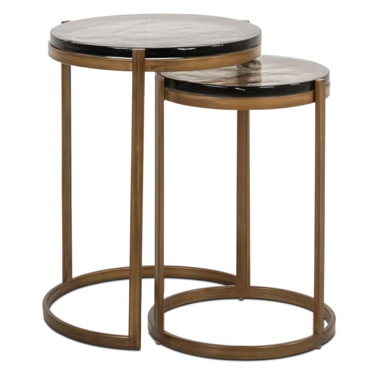 Lot de deux tables d'appoint avec une structure métallique dorée et des plateaux en marbre.