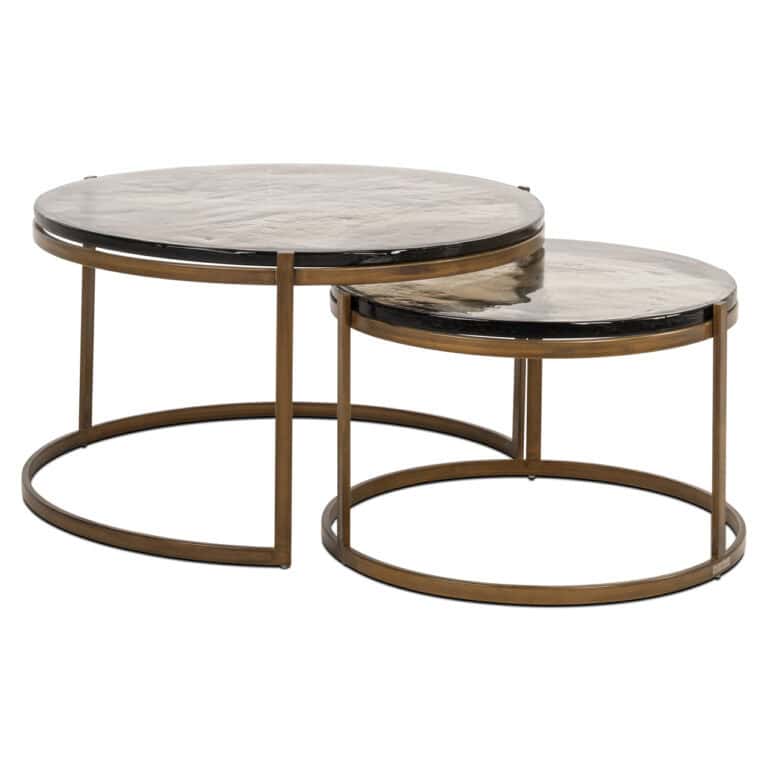 Lot de deux tables basses rondes avec plateaux en marbre et structure en métal doré.