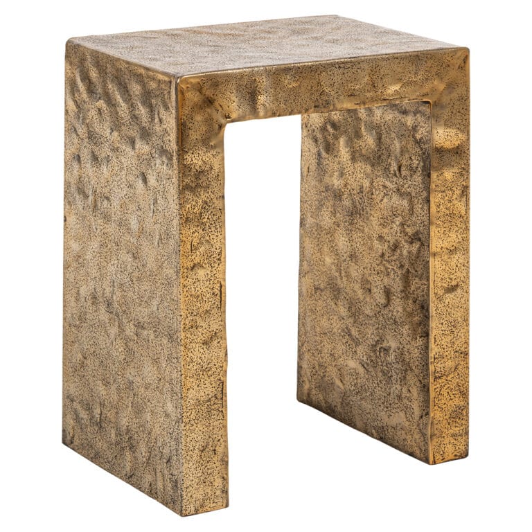 Table d'appoint dorée « Novan » à la finition rustique.