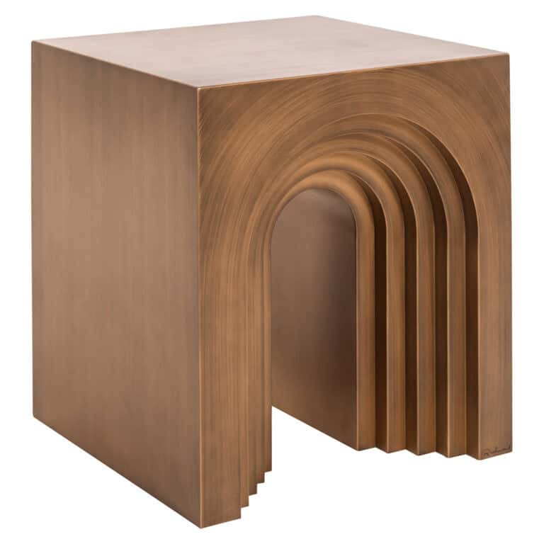 Table d'appoint moderne en « brushed » doré, au design unique en forme d'arc.