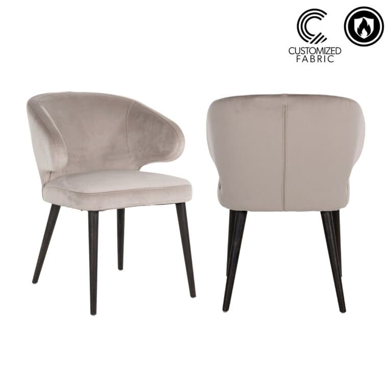 Indigo chaise de salle à manger avec un tissu ignifuge adapté et des pieds en bois noir.