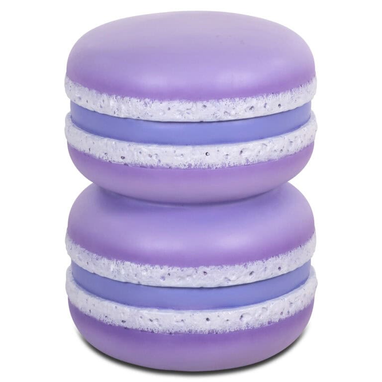 Des macarons violets empilés sur un fond blanc.