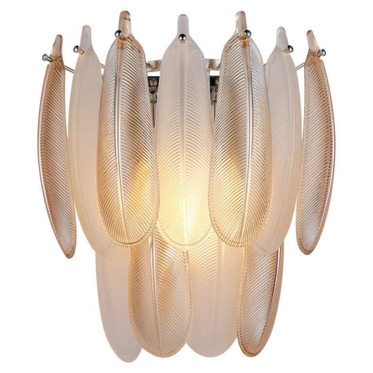 Chloe lampe en laiton à l'élégante forme de feuille et à la lumière chaleureuse.