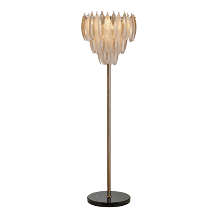 Élégant lampadaire « Chloe » avec une finition bronze antique et un abat-jour décoratif.