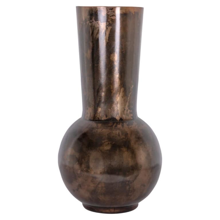 Grand vase en cuivre patiné, objet de décoration d'intérieur moderne.