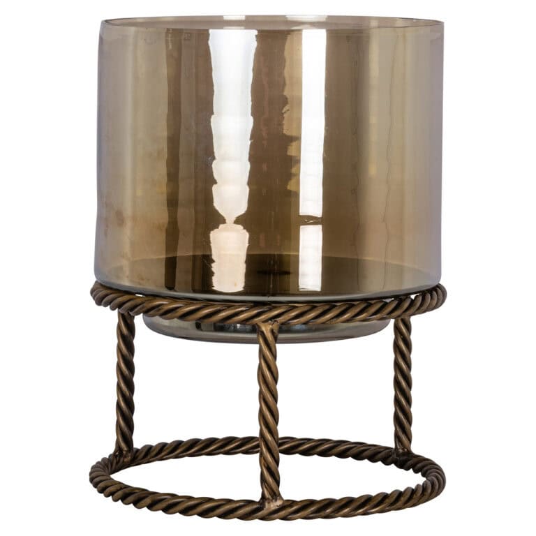Grande « Lampe ouragan » en laiton ancien, montée sur un socle métallique.