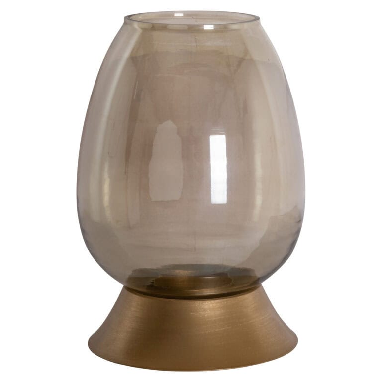 Lampe ouragan Aubine de couleur dorée, avec une coque en verre et un socle doré.