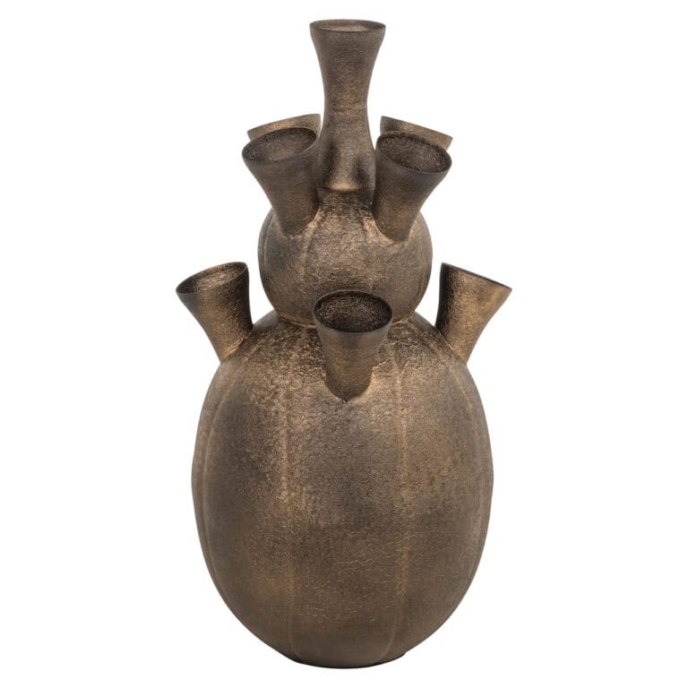 Vase ancien en laiton à plusieurs ouvertures, au design unique.