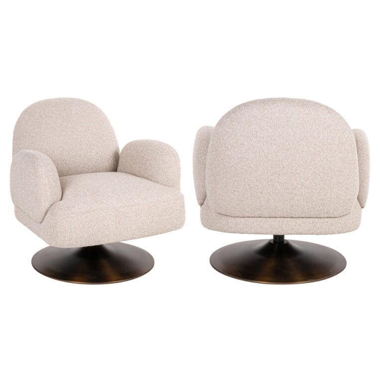 Chaise de salon de luxe « Kagney Biscotti » pivotant, avec un revêtement confortable.