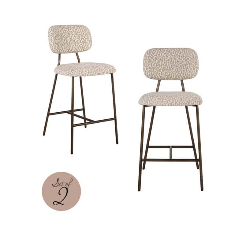 set de 2 Chaises de comptoir revêtues de tissu beige à motif léopard, avec des pieds en métal.