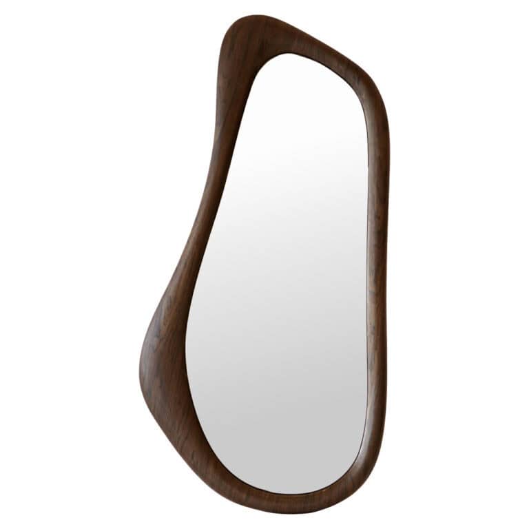 Miroir s en bois uniques aux formes modernes, destinées à la décoration d'intérieur.