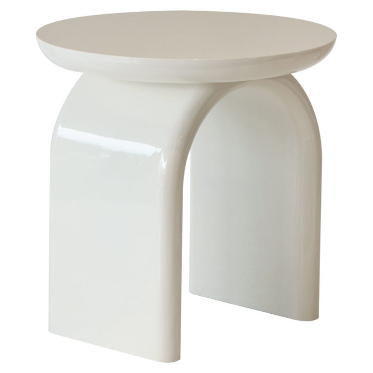 Table d'appoint blanche Merrick avec plateau rond et piètement en forme d'arc.