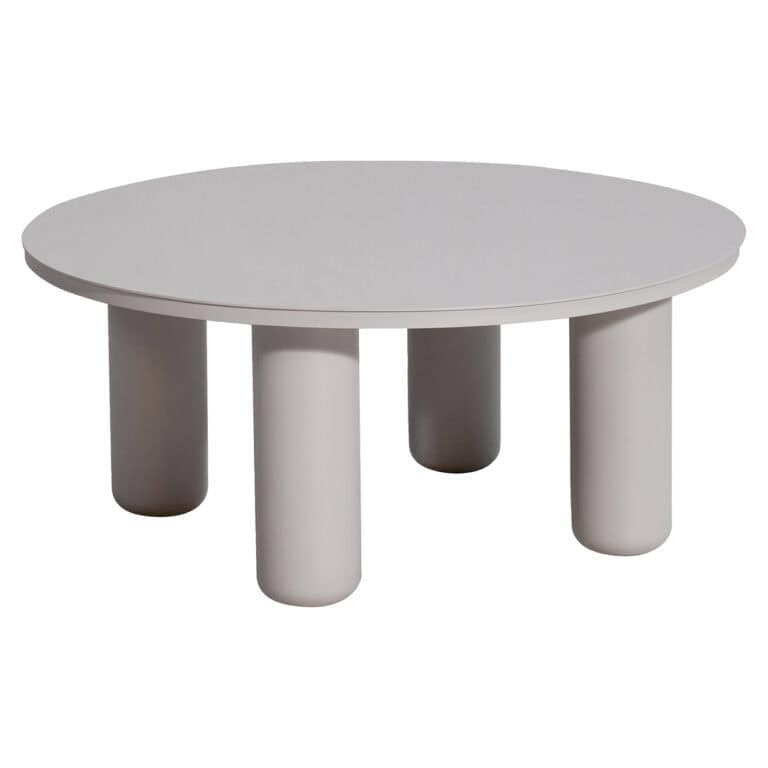 Table de salon  de jardin moderneQuinn , de couleur beige clair, de forme arrondie et dotée de pieds épais.