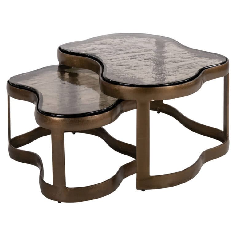 Lot de deux tables basses avec finition « brass » et plateau aux formes originales.