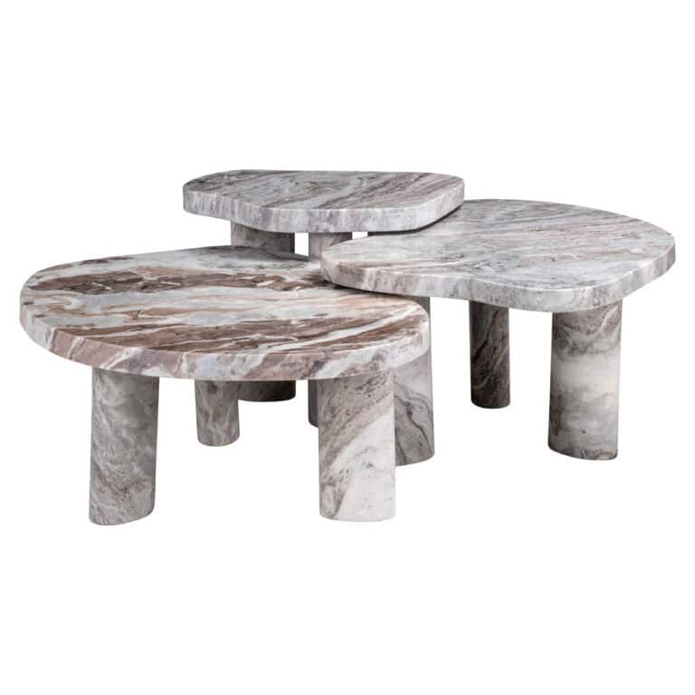 Lot de trois tables basses en marbre dans des tons beiges et gris.